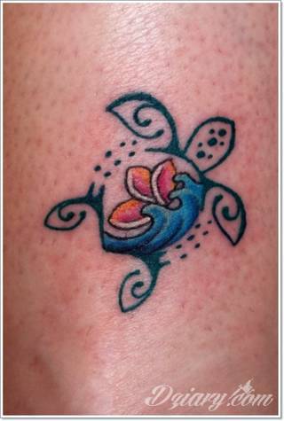 Żółwie - nie tylko wojownicze ninja z kreskówki - to symboliczna cierpliwość, ale i upływający czas. Tworzone tak tatuaże w charakterystyczny sposób pozwalają przymrużyć oko tworząc zabawną grafikę na skórze męskiej i kobiecej.