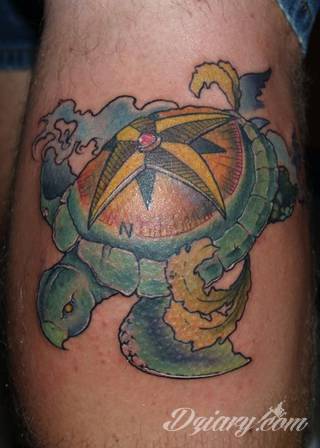 Żółwie - nie tylko wojownicze ninja z kreskówki - to symboliczna cierpliwość, ale i upływający czas. Tworzone tak tatuaże w charakterystyczny sposób pozwalają przymrużyć oko tworząc zabawną grafikę na skórze męskiej i kobiecej.