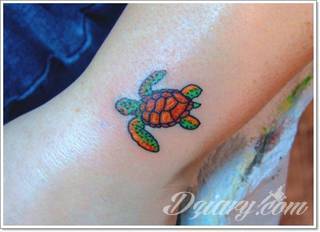 Żółwie - nie tylko wojownicze ninja z kreskówki - to symboliczna cierpliwość, ale i upływający czas. Tworzone tak tatuaże w charakterystyczny sposób pozwalają przymrużyć oko tworząc zabawną grafikę na skórze męskiej i kobiecej.