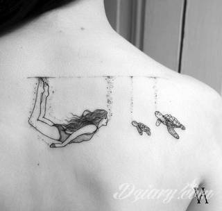 Żółwie - nie tylko wojownicze ninja z kreskówki - to symboliczna cierpliwość, ale i upływający czas. Tworzone tak tatuaże w charakterystyczny sposób pozwalają przymrużyć oko tworząc zabawną grafikę na skórze męskiej i kobiecej.