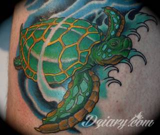 Żółwie - nie tylko wojownicze ninja z kreskówki - to symboliczna cierpliwość, ale i upływający czas. Tworzone tak tatuaże w charakterystyczny sposób pozwalają przymrużyć oko tworząc zabawną grafikę na skórze męskiej i kobiecej.