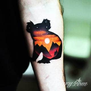 Zwierzęta na tatuażach to najszersza kolekcja obrazów; lekkie i smukłe jak i duże, obszerne, rozbudowane grafiki dostosowywane są do konkretnego elementu ciała. Dodatkowo, tatuaże zwierząt można ciekawie skomponować z cechami skóry - np. znamionami. 