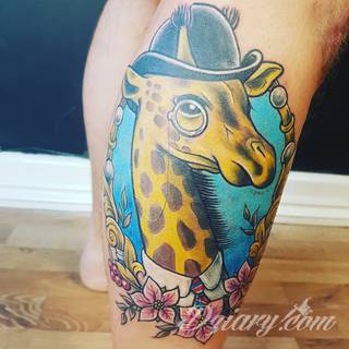 Tatuaż z żyrafą bywa absurdalny, ale właśnie na tym polega jego urok. Charakterystyka żyraf sprawia, że grafiki świetnie prezentują się na rękach czy nogach. Tatuaże często wykorzystują również naturalne elementy skóry - np. pieprzyki - do nadania żyrafie cech charakterystycznych. 