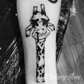 Tatuaż z żyrafą bywa absurdalny, ale właśnie na tym polega jego urok. Charakterystyka żyraf sprawia, że grafiki świetnie prezentują się na rękach czy nogach. Tatuaże często wykorzystują również naturalne elementy skóry - np. pieprzyki - do nadania żyrafie cech charakterystycznych. 
