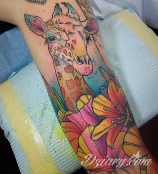 Tatuaż z żyrafą bywa absurdalny, ale właśnie na tym polega jego urok. Charakterystyka żyraf sprawia, że grafiki świetnie prezentują się na rękach czy nogach. Tatuaże często wykorzystują również naturalne elementy skóry - np. pieprzyki - do nadania żyrafie cech charakterystycznych. 