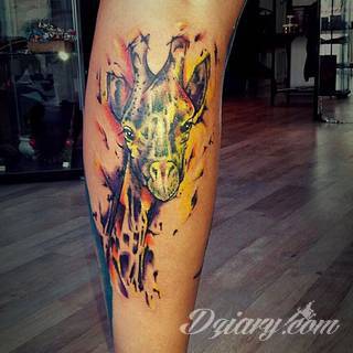 Tatuaż z żyrafą bywa absurdalny, ale właśnie na tym polega jego urok. Charakterystyka żyraf sprawia, że grafiki świetnie prezentują się na rękach czy nogach. Tatuaże często wykorzystują również naturalne elementy skóry - np. pieprzyki - do nadania żyrafie cech charakterystycznych. 