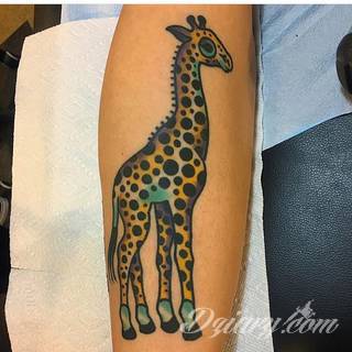 Tatuaż z żyrafą bywa absurdalny, ale właśnie na tym polega jego urok. Charakterystyka żyraf sprawia, że grafiki świetnie prezentują się na rękach czy nogach. Tatuaże często wykorzystują również naturalne elementy skóry - np. pieprzyki - do nadania żyrafie cech charakterystycznych. 