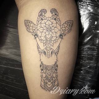 Tatuaż z żyrafą bywa absurdalny, ale właśnie na tym polega jego urok. Charakterystyka żyraf sprawia, że grafiki świetnie prezentują się na rękach czy nogach. Tatuaże często wykorzystują również naturalne elementy skóry - np. pieprzyki - do nadania żyrafie cech charakterystycznych. 