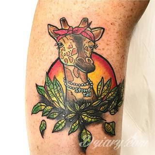 Tatuaż z żyrafą bywa absurdalny, ale właśnie na tym polega jego urok. Charakterystyka żyraf sprawia, że grafiki świetnie prezentują się na rękach czy nogach. Tatuaże często wykorzystują również naturalne elementy skóry - np. pieprzyki - do nadania żyrafie cech charakterystycznych. 