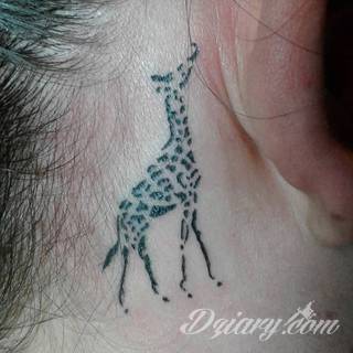 Tatuaż z żyrafą bywa absurdalny, ale właśnie na tym polega jego urok. Charakterystyka żyraf sprawia, że grafiki świetnie prezentują się na rękach czy nogach. Tatuaże często wykorzystują również naturalne elementy skóry - np. pieprzyki - do nadania żyrafie cech charakterystycznych. 