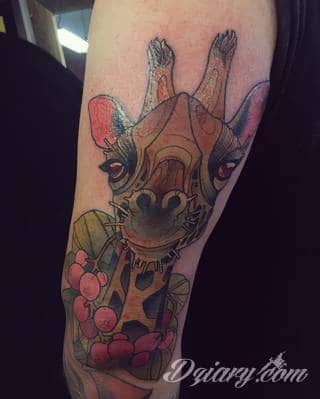 Tatuaż z żyrafą bywa absurdalny, ale właśnie na tym polega jego urok. Charakterystyka żyraf sprawia, że grafiki świetnie prezentują się na rękach czy nogach. Tatuaże często wykorzystują również naturalne elementy skóry - np. pieprzyki - do nadania żyrafie cech charakterystycznych. 