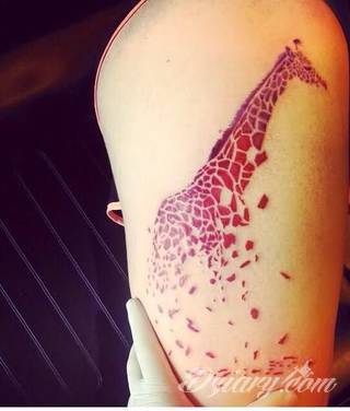Tatuaż z żyrafą bywa absurdalny, ale właśnie na tym polega jego urok. Charakterystyka żyraf sprawia, że grafiki świetnie prezentują się na rękach czy nogach. Tatuaże często wykorzystują również naturalne elementy skóry - np. pieprzyki - do nadania żyrafie cech charakterystycznych. 