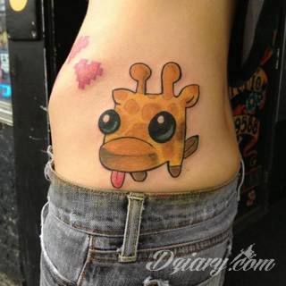 Tatuaż z żyrafą bywa absurdalny, ale właśnie na tym polega jego urok. Charakterystyka żyraf sprawia, że grafiki świetnie prezentują się na rękach czy nogach. Tatuaże często wykorzystują również naturalne elementy skóry - np. pieprzyki - do nadania żyrafie cech charakterystycznych. 