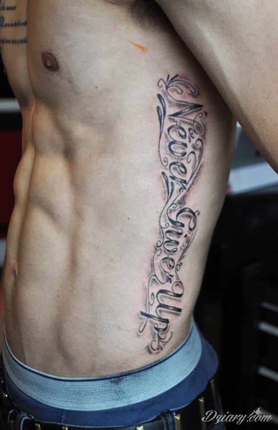 tatuaż na żebrach męski