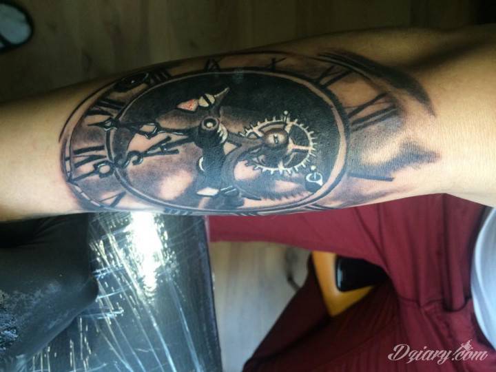 Tatuaż "Czas goni nas.."