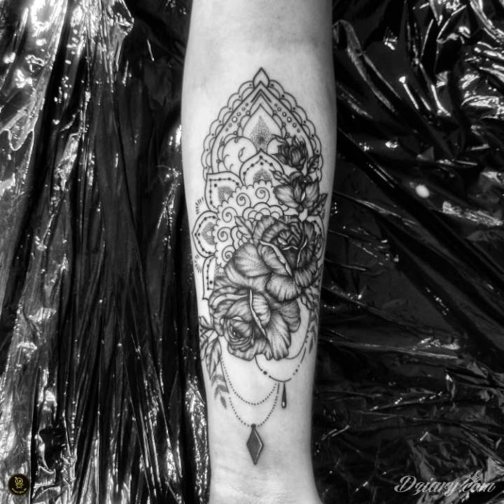 Tatuaż Mandala na przedramieniu