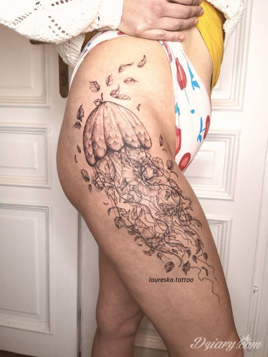 Tatuaż Meduza w kwiatach