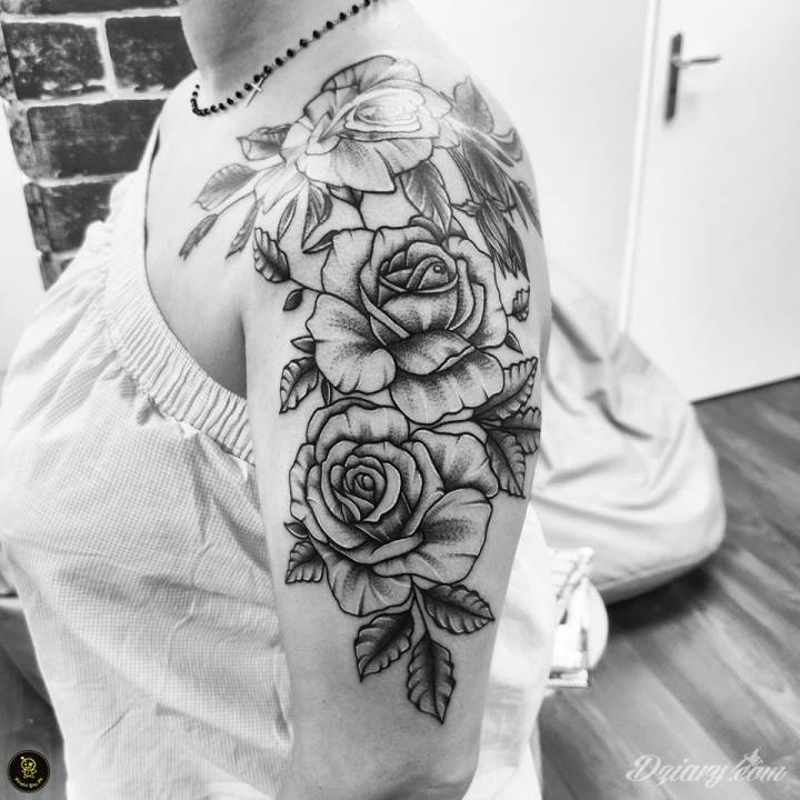 tatuaż róże na ramieniu