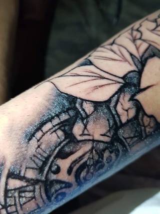 2 dni temu zrobiony tatuaż białe krosty na .ocno wycieniowanych obszarach tatuaż wygląda ok co to może być ? 