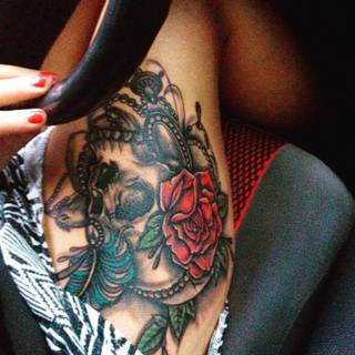 czaszka róże kobieta samochód