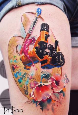 Kolorowa maszynka i pędzel na nodze.