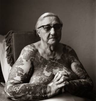 83-letnią Bobbie Libarry sfotografował w 1976 r. Imogen Cunningham. Przebywała wtedy w szpitalu w San Francisko i zmarła kilka miesięcy później.