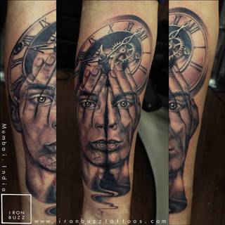 Abstrakcyjny tatuaż dłoni zasłaniających twarz z zegarem nad nimi.