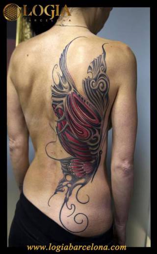 Abstrakcyjny tatuaż motyla na całe plecy.