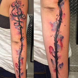 Abstrakcyjny tatuaż na całą rękę.