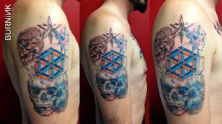 Abstrakcyjny tatuaż z czaszkami i trójwymiarowym sześcianem neckera.