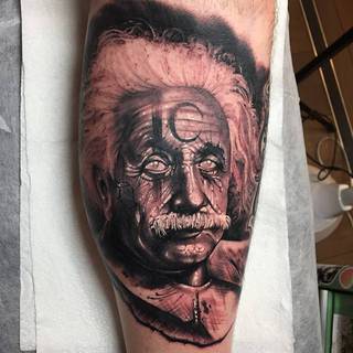 Albert Einstein z półksiężycem na czole.