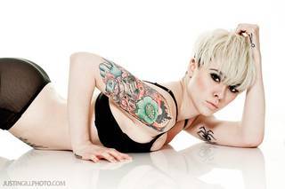 Alysha Nett jeszcze w krótkich włosach. Tatuaż na ramieniu i na drugiej rece pająk