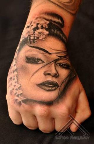 Azjatycka kobieta na zewnętrznej stronie dłoni.