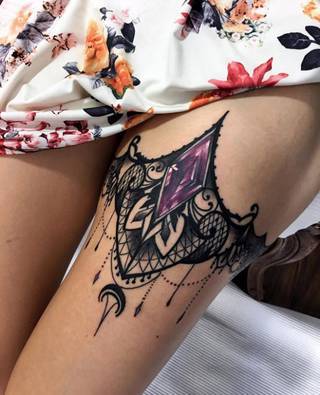 Bądź najjaśniejszym kamieniem spośród tych wokół Ciebie. Wyróżnij się swoją odrębnością a zobaczysz, że pięknie wpasujesz się w resztę.