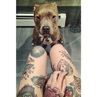 Bardzo ciekawe i różnorodne tatuaże na nogach (niektóre kolorowe). Również tatuaż-kwiat na dłoni