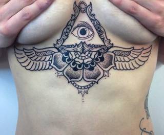 Bardzo ciekawy tatuaż między piersiami z okiem