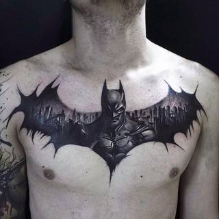 Batman na piersi autorstwa Konstantina Strokina