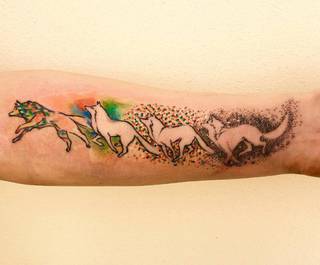 Biegnący, zmieniający formę wilk na ręce.