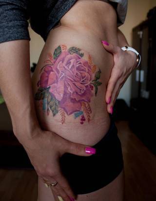 biodro kobieta róża