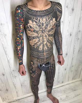 całe ciało pokryte w tatuażu