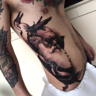 Charles Darwin na prawym boku, otoczony przeróżnymi stworzeniami.