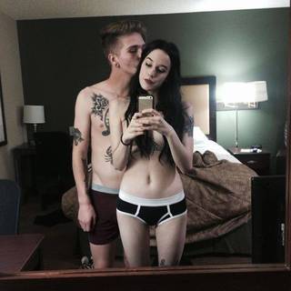 Chłopak i dziewczyna z tatuażami.