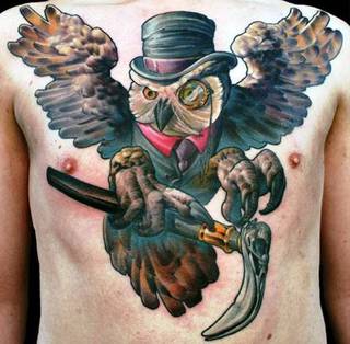 Ciekawa sowa wytatuowana na klatce piersiowej.