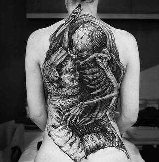 Ciekawy tatuaż na plecach. Autor: Frederico Rabelo
