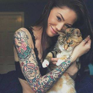 Kobieta z kotkiem cieszy oczy :)