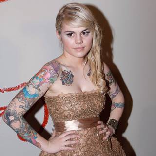 Cœur de pirate- kanadyjska piosenkarka, kolorowe tatuaże