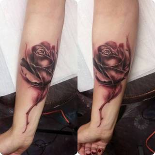 Czarna róża na przedramieniu.