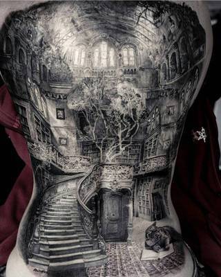 Czarno biały motyw na całe plecy. Niesamowite wykonanie, wygląda jak zdjęcie.