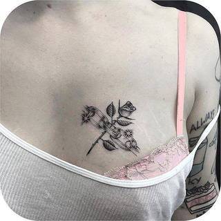 Czarno biały tatuaż róży