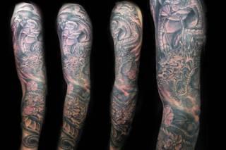 Czarnobiały rękaw z motywem smoka.